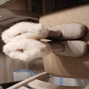 NWOT WOMEN'S FUR LINED BOOTS